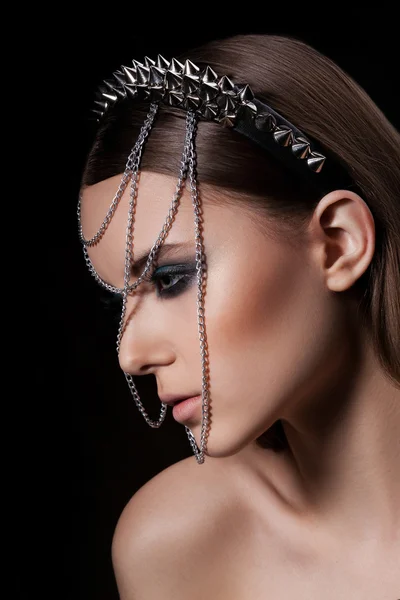 Woman with head accessory of chains — Stock Photo, Image