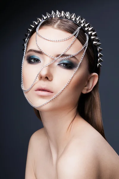Vrouw met hoofd accessoire van ketens — Stockfoto