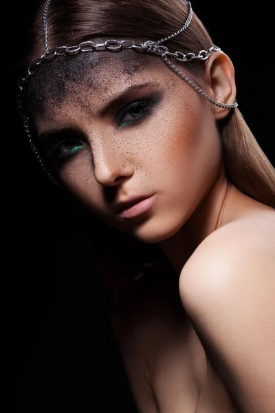 Kvinna med mörk dammig make up — Stockfoto