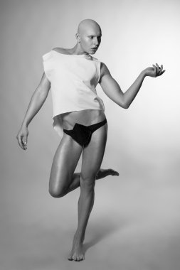 pantolonlu genç adam