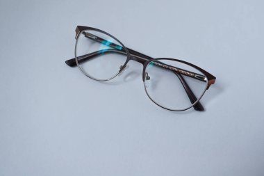 Vizyon gözlüğü beyaz arkaplanda yatıyor