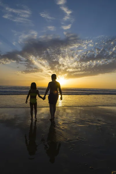 Niños bañándose en la playa al atardecer — Foto de Stock