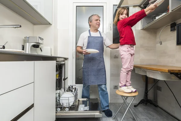 Familie leert die Spülmaschine — Stockfoto