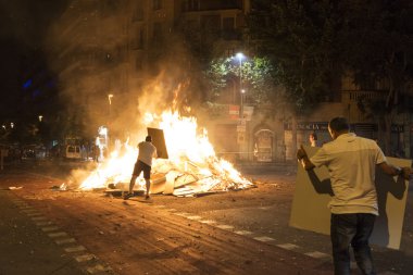 İnsanlar nesneleri bir şenlik ateşinde, Barcelona atma