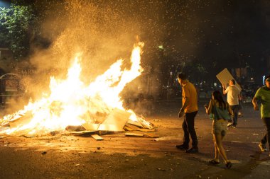 İnsanlar nesneleri bir şenlik ateşinde, Barcelona atma
