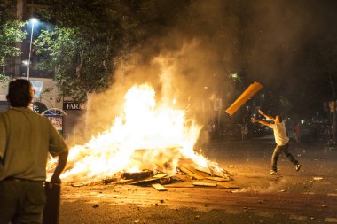 Nesneleri bir şenlik ateşinde, Barcelona atma adam