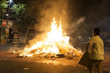 Nesneleri bir şenlik ateşinde, Barcelona atma adam