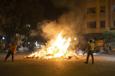 İnsanlar nesneleri bir şenlik ateşinde, Barcelona atma