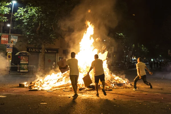 İnsanlar nesneleri bir şenlik ateşinde, Barcelona atma