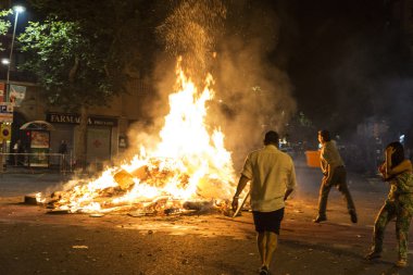 İnsanlar nesneleri bir şenlik ateşinde, Barcelona atma