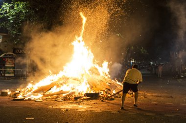 Nesneleri bir şenlik ateşinde, Barcelona atma adam