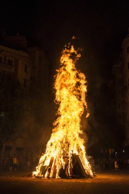 Bir şenlik ateşi, Barselona etrafında insanlar