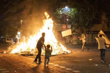 Baba ve oğul nesneleri bir şenlik ateşinde, Barcelona atma