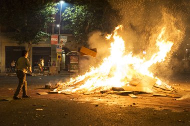 Nesneleri bir şenlik ateşinde, Barcelona atma adam