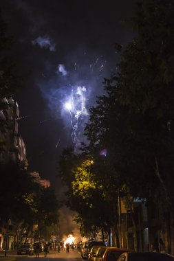 Bir şenlik ateşi, Barselona etrafında insanlar