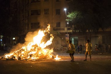 İnsanlar nesneleri bir şenlik ateşinde, Barcelona atma