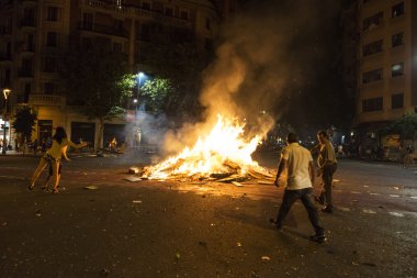 İnsanlar nesneleri bir şenlik ateşinde, Barcelona atma