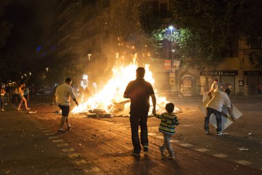 Baba ve oğul nesneleri bir şenlik ateşinde, Barcelona atma