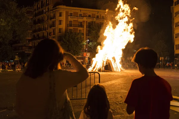 Familia mirando una hoguera, Barcelona — Foto de Stock