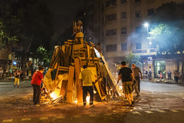 Gente encendiendo una hoguera, Barcelona — Foto de Stock