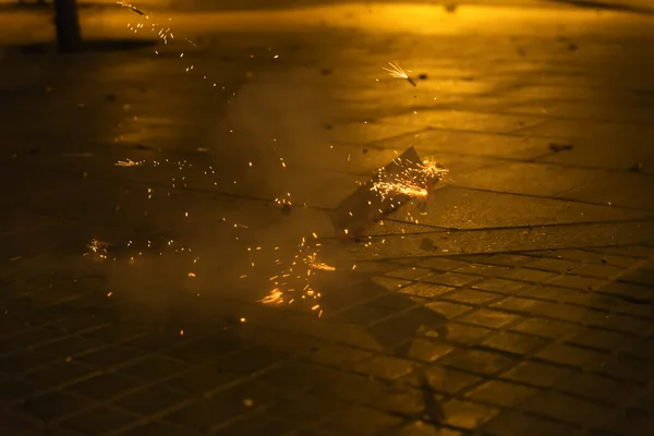 Bir firecracke bir sokakta patlama — Stok fotoğraf