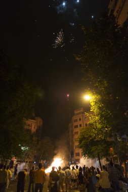 Bir şenlik ateşi, Barselona etrafında insanlar