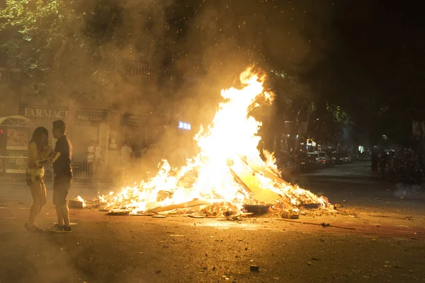 Gente alrededor de una hoguera, Barcelona — Foto de Stock