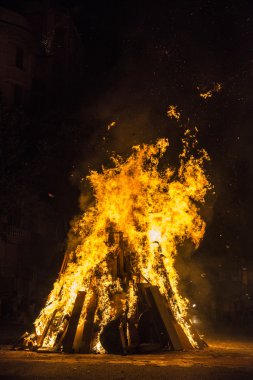 Şenlik ateşi gece bir sokakta
