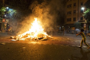 İnsanlar nesneleri bir şenlik ateşinde, Barcelona atma