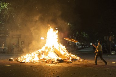 Nesneleri bir şenlik ateşinde, Barcelona atma adam