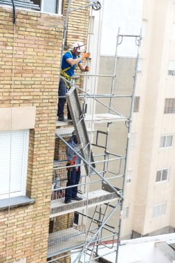 Barcelona'da iskele üzerinde inşaat işçileri