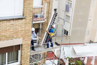 Barcelona'da iskele üzerinde inşaat işçileri