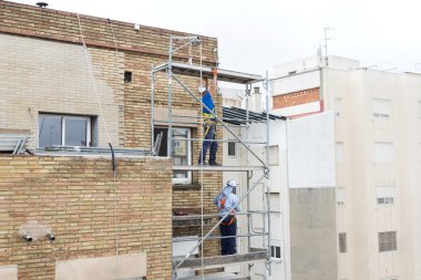 Barcelona'da iskele üzerinde inşaat işçileri