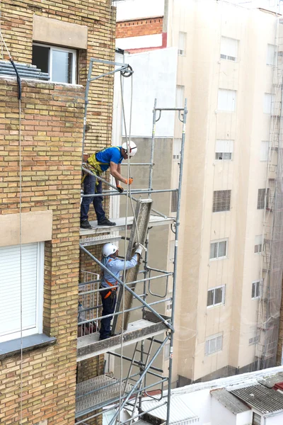 在巴塞罗那的脚手架上工作的建筑工人 — 图库照片