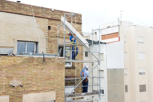 Trabajadores de la construcción trabajando en andamios en Barcelona —  Fotos de Stock