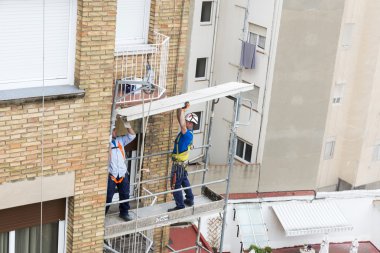 Barcelona'da iskele üzerinde inşaat işçileri