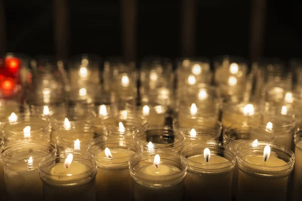 Velas em uma igreja — Fotografia de Stock