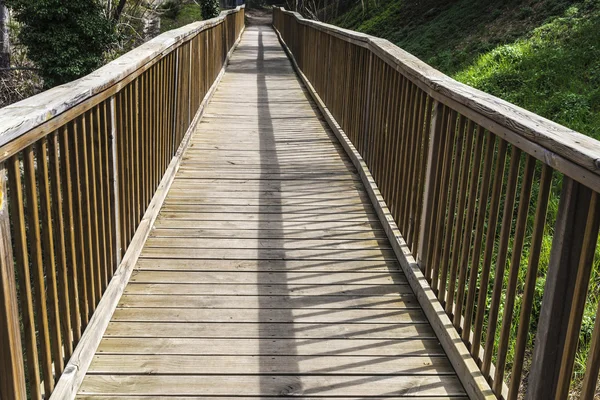 Houten brug in bos — Stockfoto