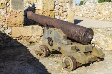 Bir kale içinde eski savaş topu