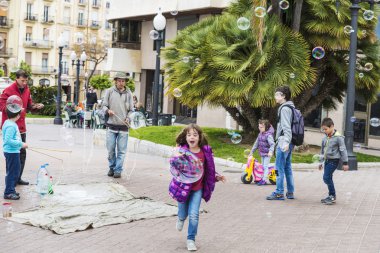 sabun köpüğü ile oynayan çocuklar