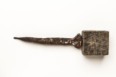 Eski paslı çivi ve eski ahşap küp 