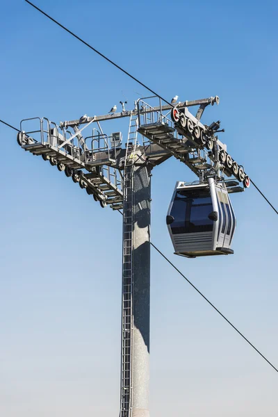 Kabler langt mot den blå himmelen – stockfoto