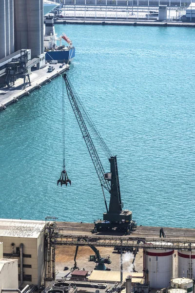 Crane in the port of Barcelona — Stock Photo, Image