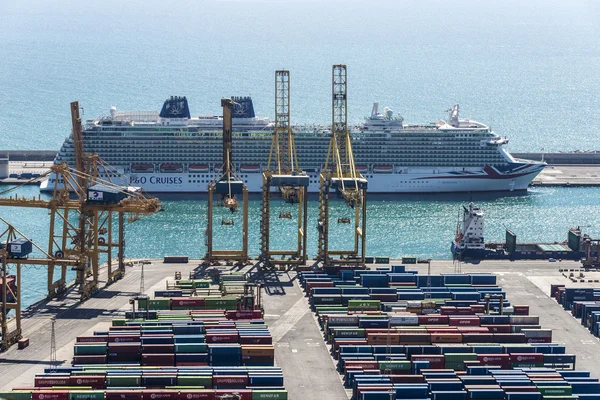 Vista para o porto de Barcelona — Fotografia de Stock