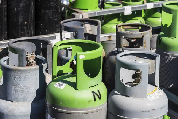 Taşımaya hazır soğutucu gaz silindirleri — Stok fotoğraf