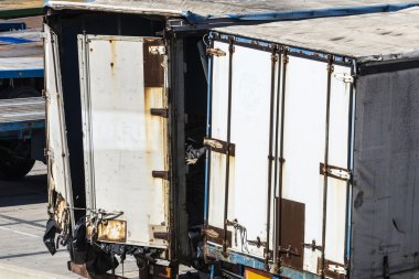 Kırık beyaz konteyner