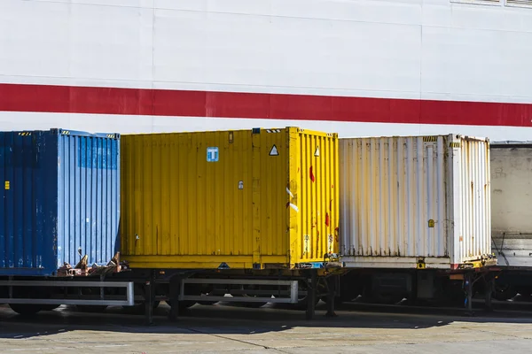 Contenedores estacionados en fila —  Fotos de Stock