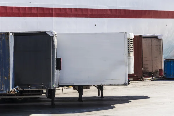 Contenedores estacionados en fila — Foto de Stock