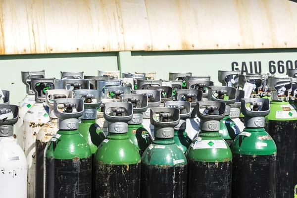 Medizinische Sauerstoffflaschen zum Transport bereit — Stockfoto