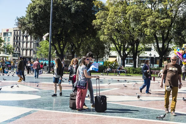 Jong koppel op zoek op een kaart van Barcelona — Stockfoto